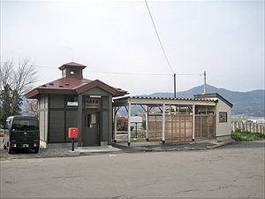 駅舎とトイレ