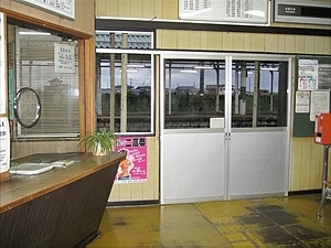 旧駅舎内・窓口・改札口