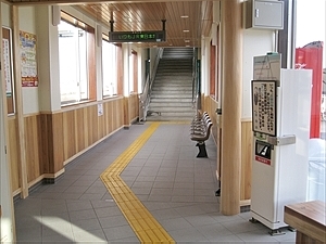 新駅舎・渡り通路・階段方向