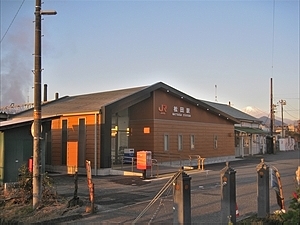 新駅舎と富士山