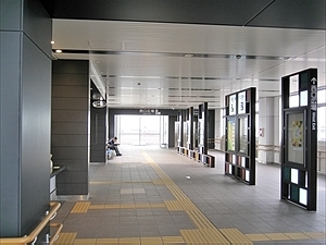 新駅舎・自由通路・東→西方向