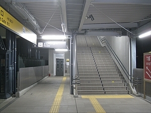 西口・自由通路階段・エレベーター