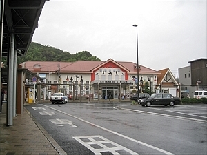 駅前広場整備後の駅舎と駅前ロータリー